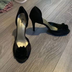 Black heels with flower on toe